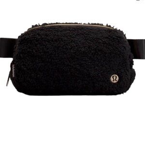 Lululemon Everywhere Fleece Belt bag Black